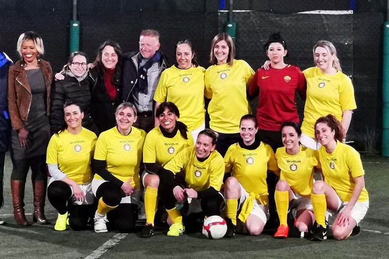 Una protesta a favor del aborto frustró el estreno del equipo femenino del Vaticano