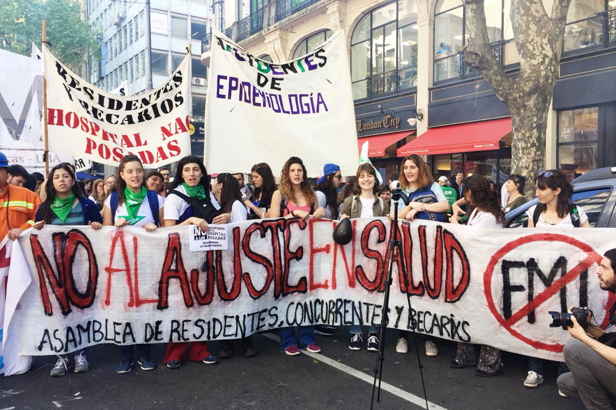 Una masiva marcha en defensa de la salud pública llenó la Plaza de Mayo