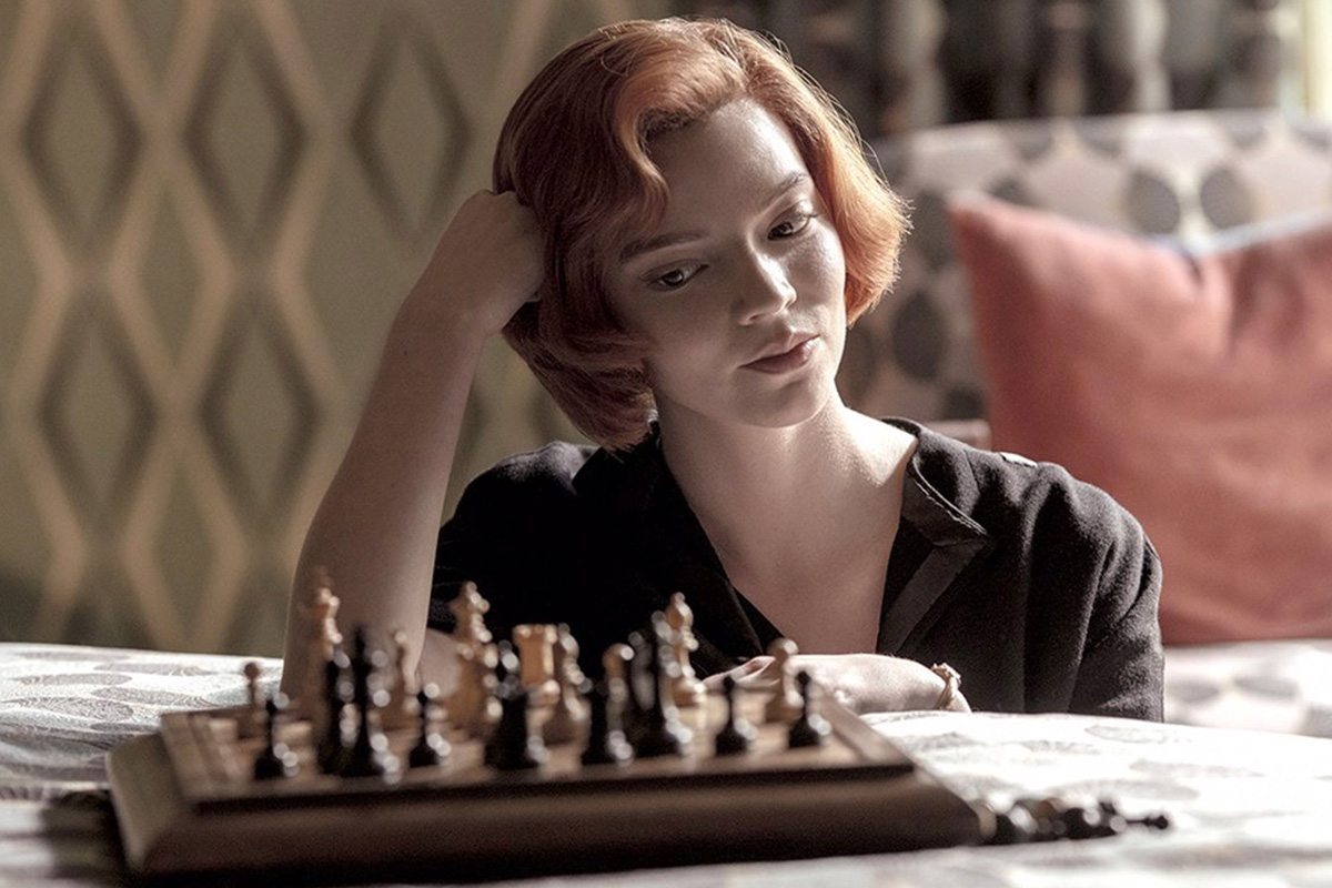 «Gambito de dama»: la audaz parábola de una chica en un orfanato que tuerce su destino de la mano del ajedrez