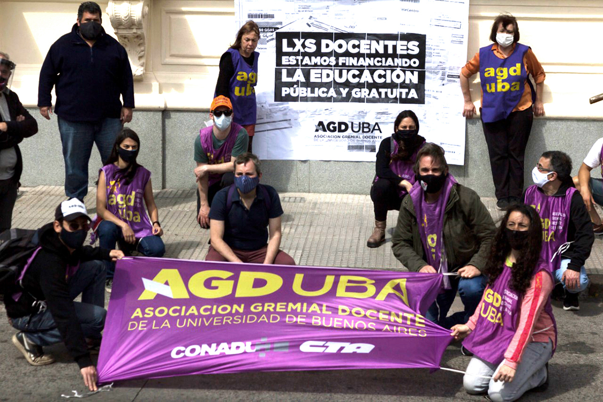 Docentes universitarios pararon y protestaron en el rectorado de la UBA