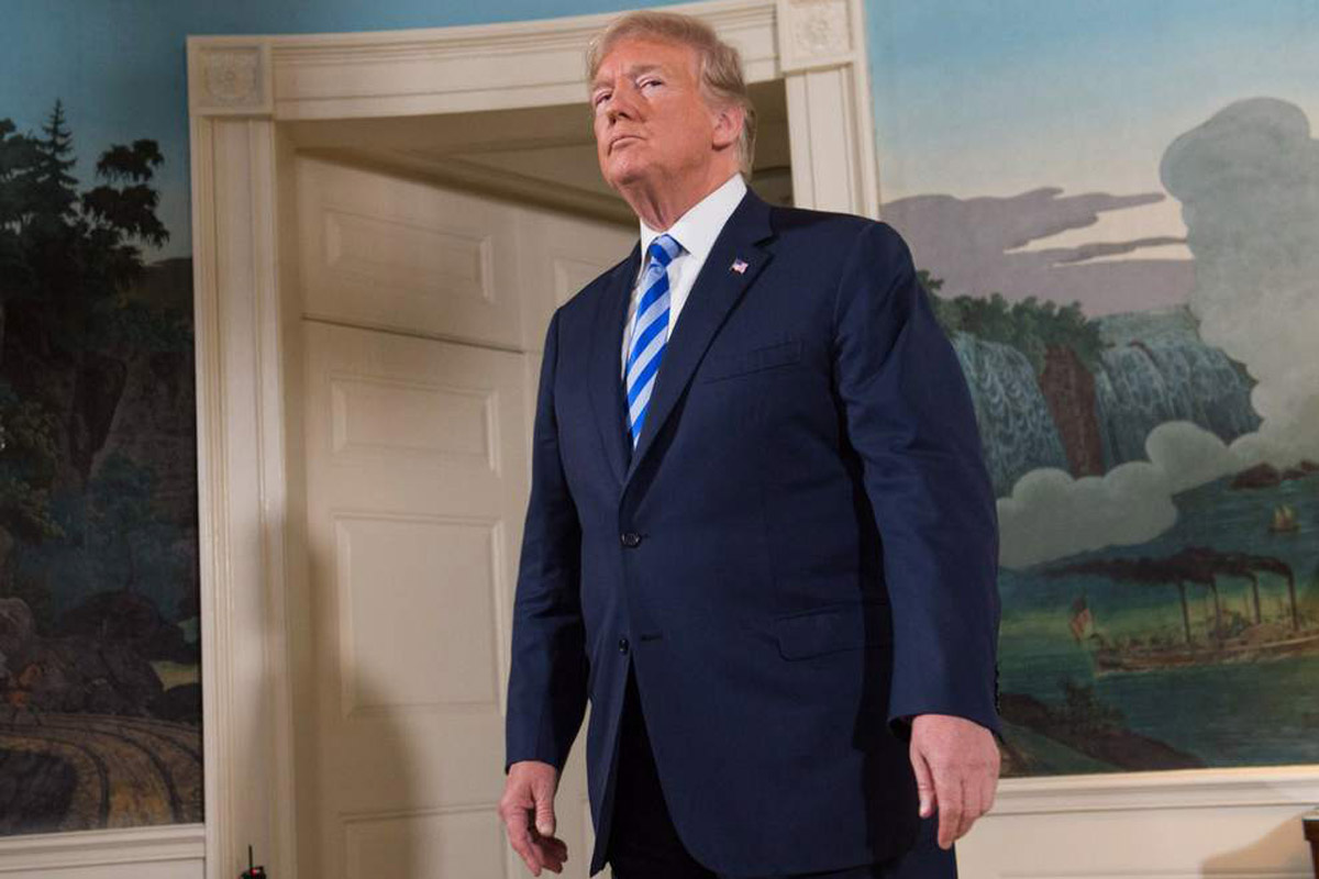 Trump fue dado de alta y se quitó el barbijo para saludar al ingresar a la Casa Blanca