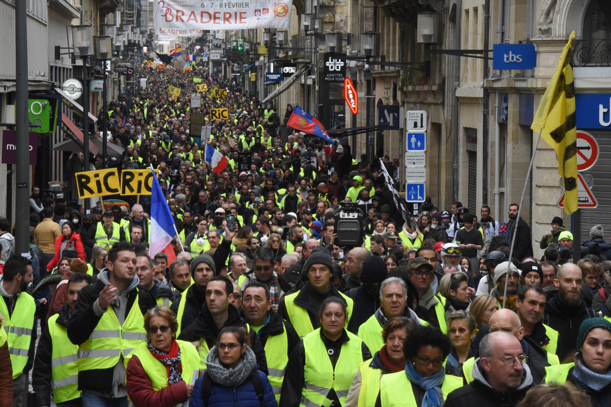 Miles de chalecos amarillos llenan las calles en Francia pese a divisiones internas