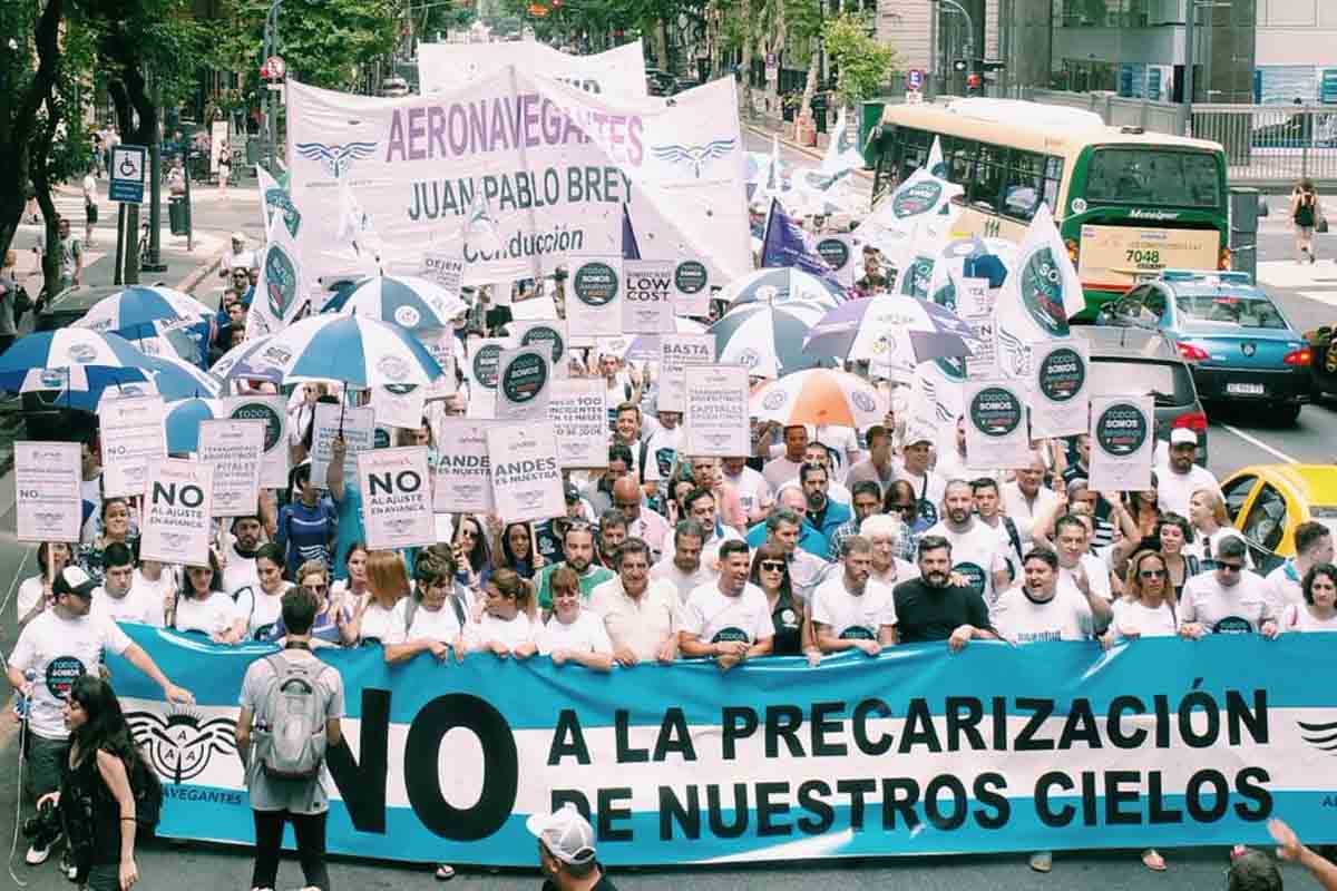 Nueva protesta de aeronáuticos contra la «Revolución de los Aviones»