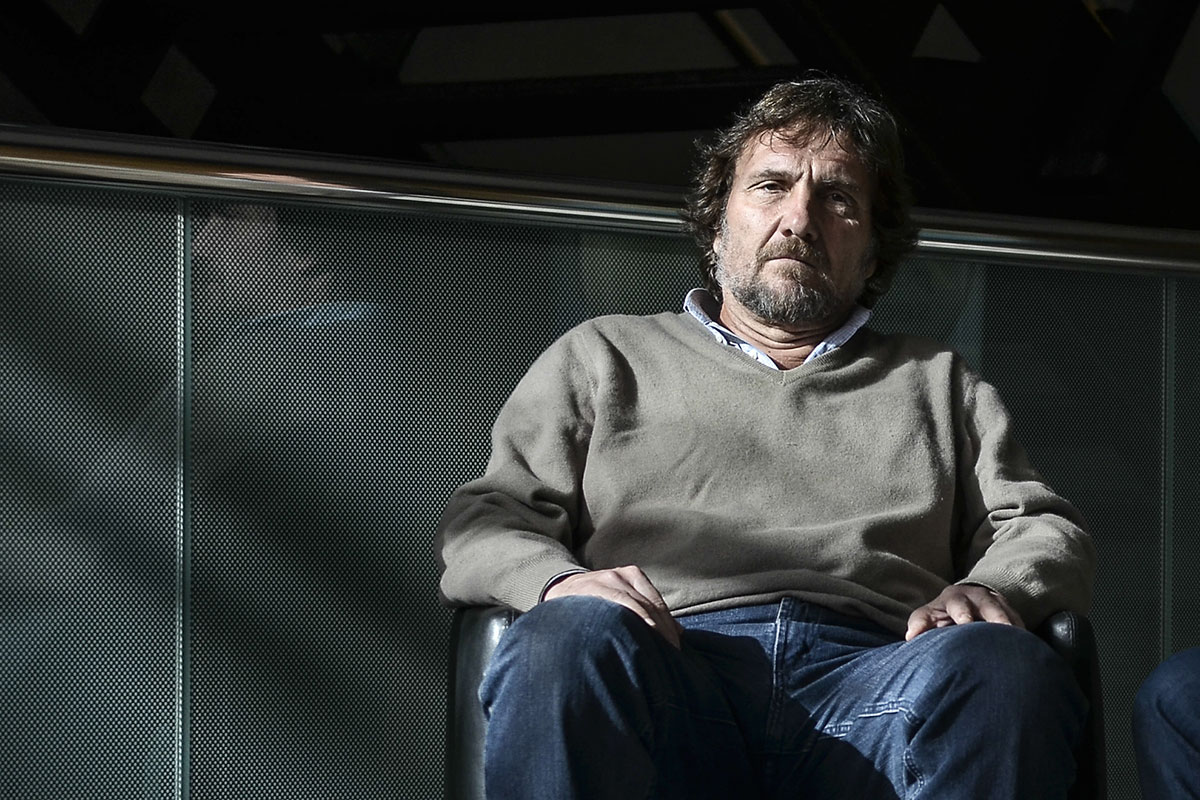 “Los poetas nos hacemos cargo de la decadencia profunda que vive el país”