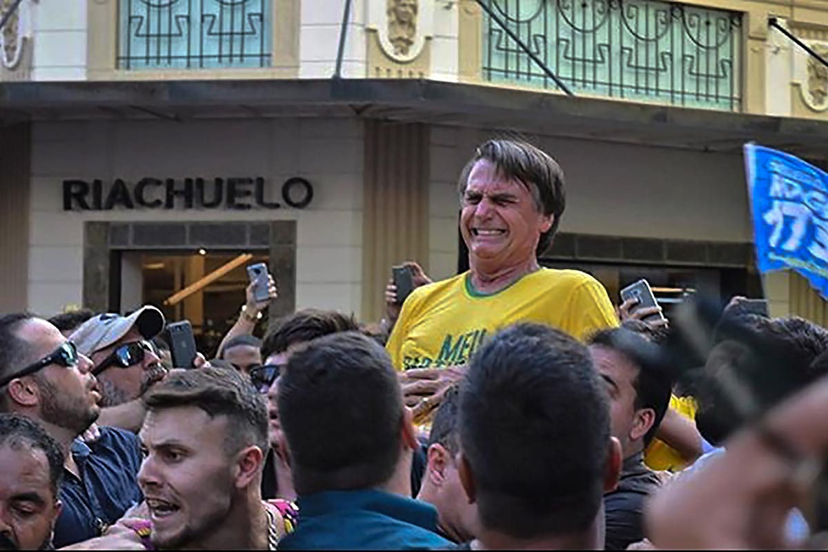 A un mes de las elecciones el atentado al ultraderechista Bolsonaro complica el panorama en Brasil