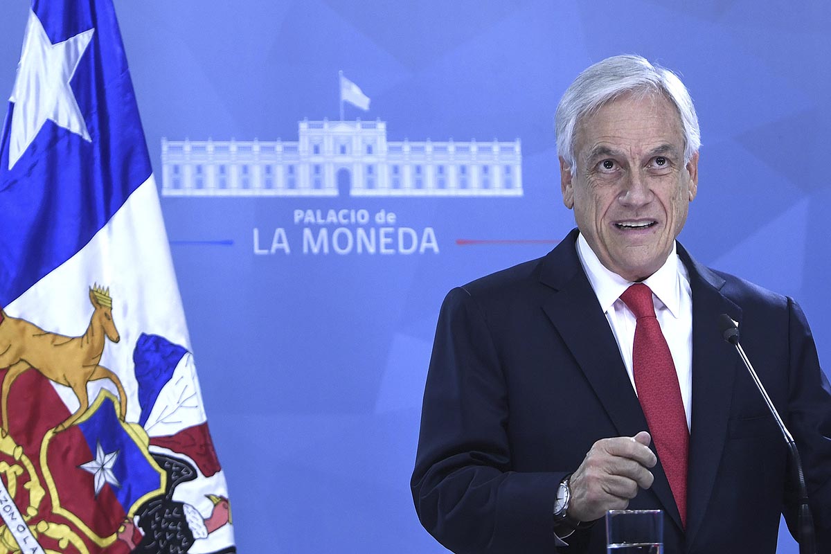 Piñera pidió la renuncia de sus ministros y levantó el toque de queda