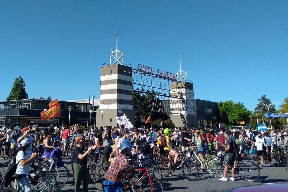 Parque sí, torres no: bicicleteada y caravana contra la venta de los terrenos de Costa Salguero