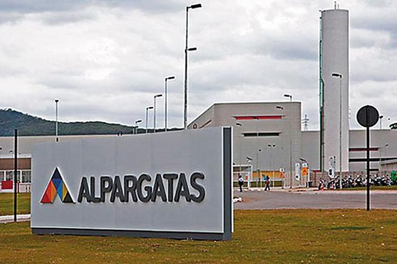 Tras 140 años en el país, la textil Alpargatas deja el mercado nacional