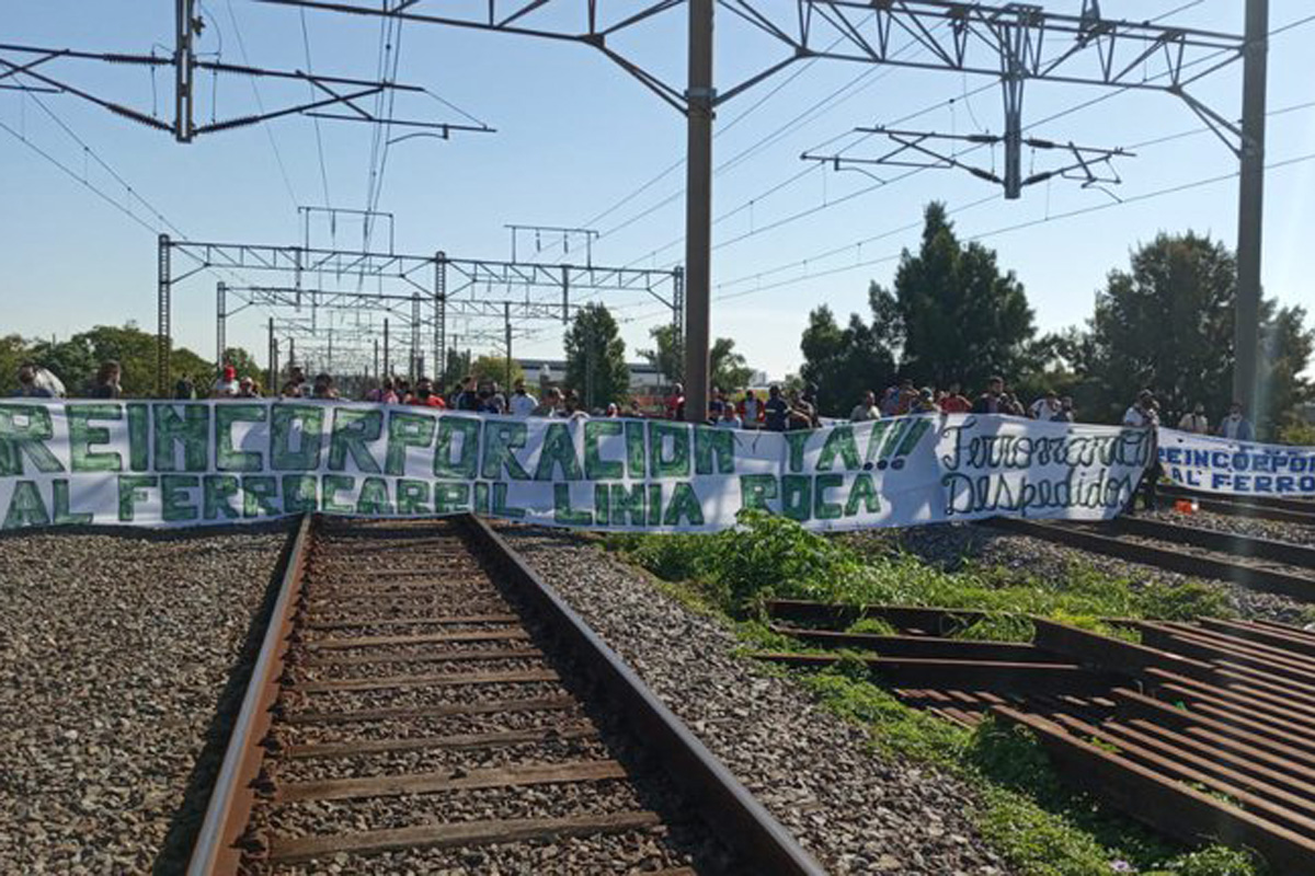 Trabajadores del Ferrocarril Roca despedidos durante el macrismo se manifiestan con un corte de vías