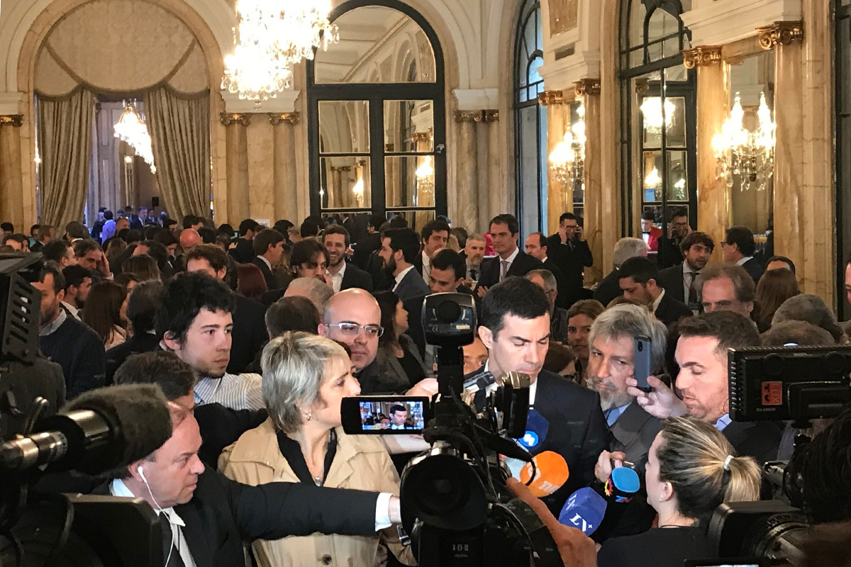 Al ritmo del dólar, los empresarios se movieron entre las operaciones y la especulación en el Alvear Palace