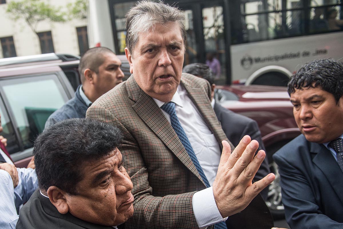 El expresidente peruano Alan García murió tras dispararse cuando iban a detenerlo