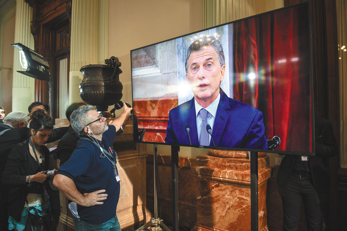 El macrismo asegura que «no le preocupa» el dólar, pero se prepara para más devaluaciones