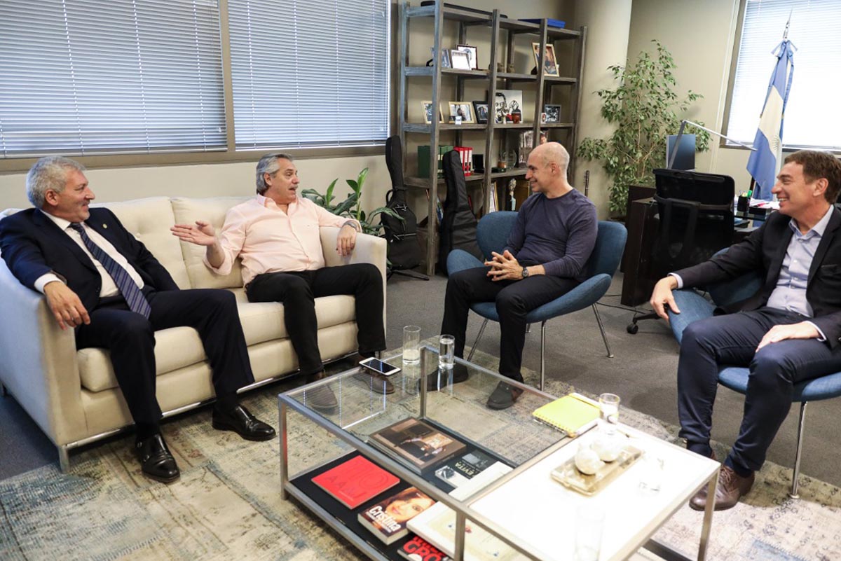 Fernández y Rodríguez Larreta acordaron sacar las rejas de la Plaza de Mayo