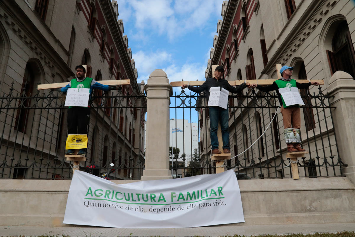 Crucifixiones para denunciar que habrá 600 despidos en el ministerio de Agroindustria