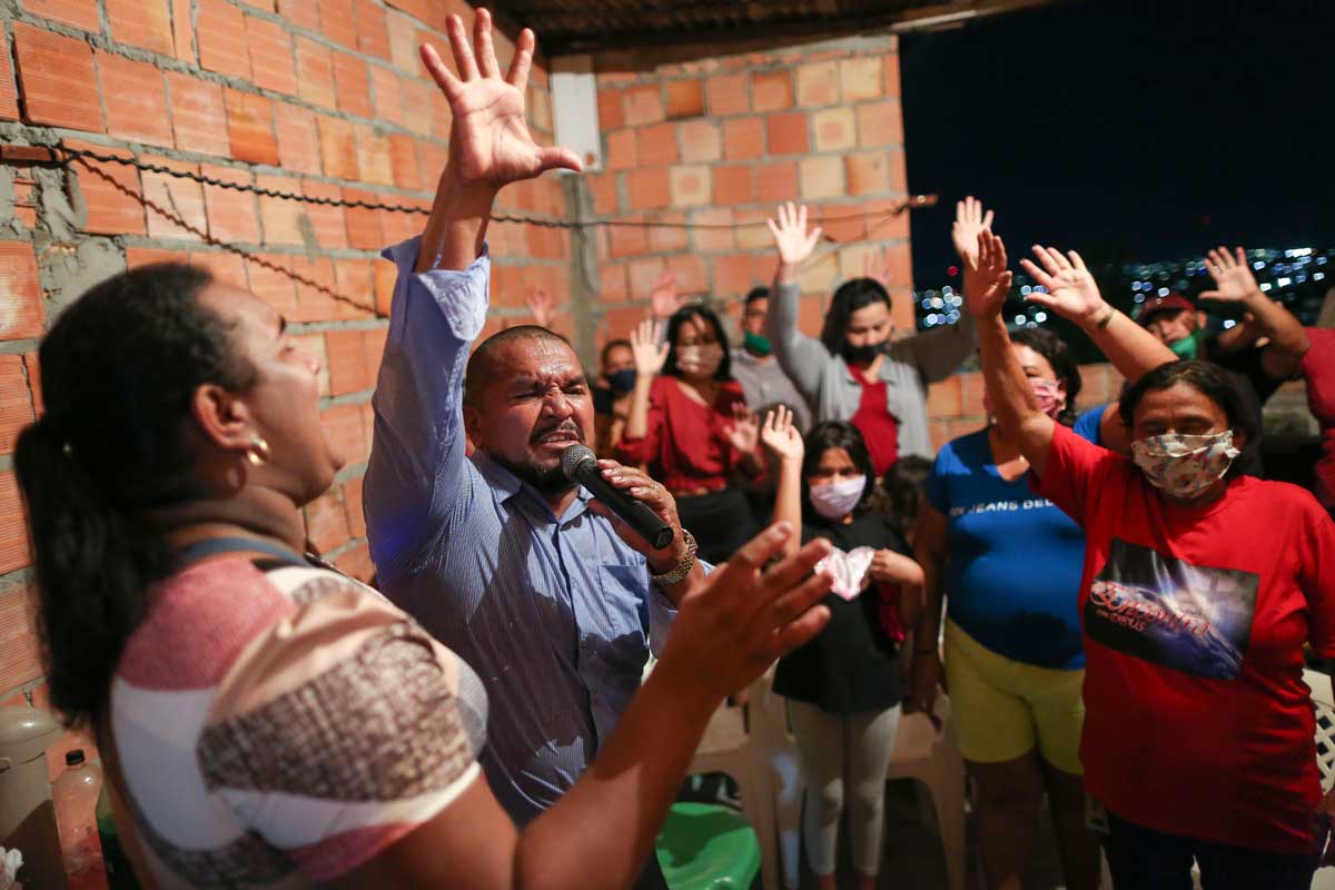 La poderosa iglesia pentecostal brasileña alarga sus tentáculos de dinero y poder hasta África