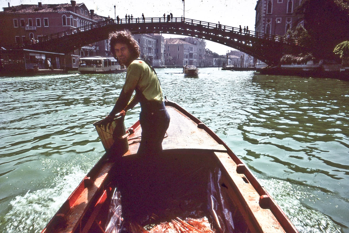 Nicolás García Uriburu: cuando las aguas del Gran Canal se tiñen de color verde