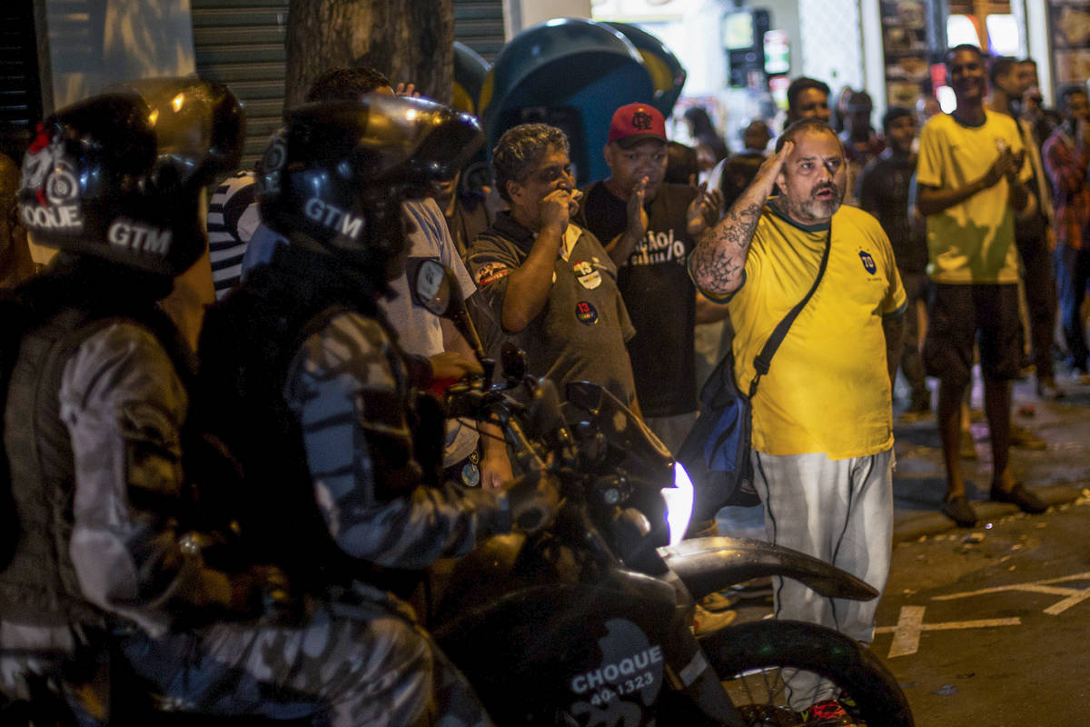 Vivan un desfile de militares en las calles de Río de Janeiro
