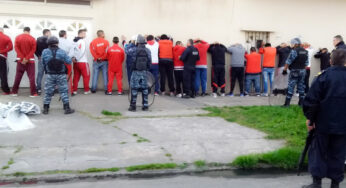 Diez hinchas siguen presos: los acusan por una avalancha