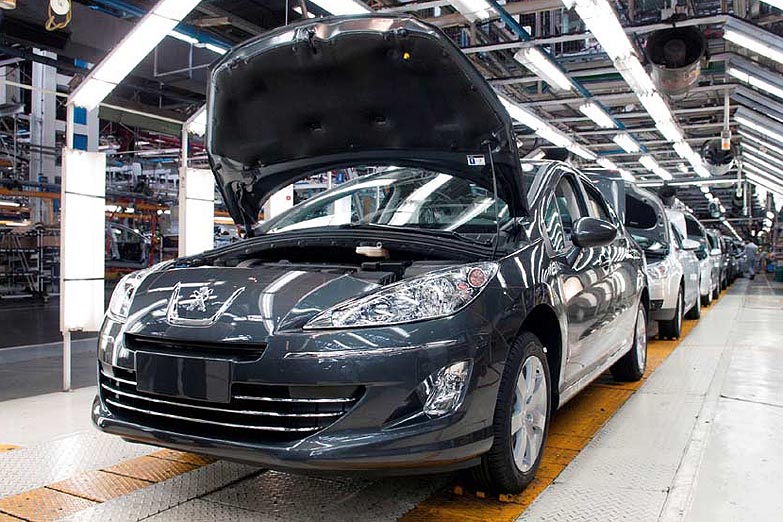 Peugeot suspendió por dos meses a 2000 trabajadores y temen despidos