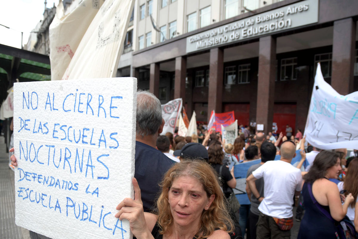 Tras la marcha atrás con el cierre de escuelas, piden la renuncia de Acuña