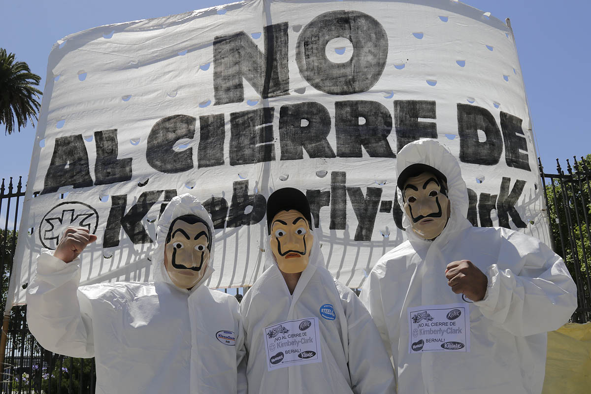 «Papelazo» de los trabajadores de Kimberly Clark en Plaza de Mayo