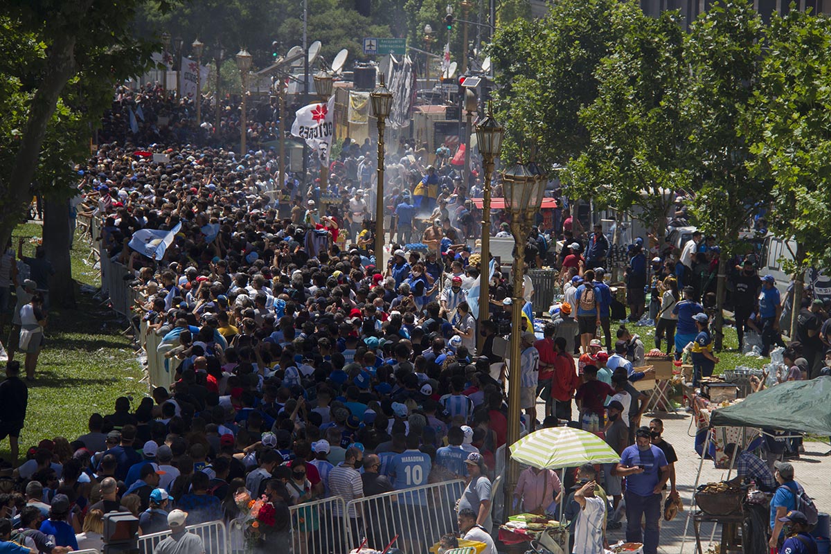 La última despedida a Diego: miles de personas participan de la ceremonia popular
