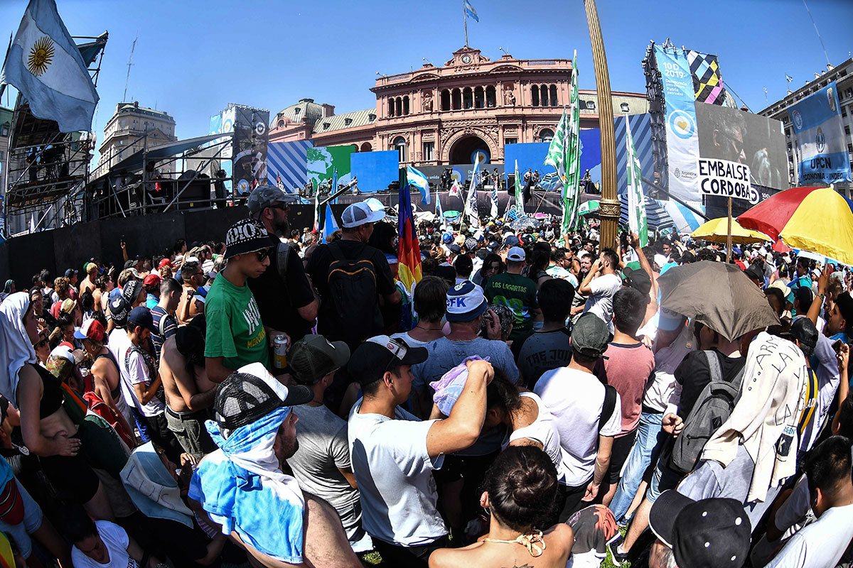 Cientos de miles de personas celebran en Plaza de Mayo