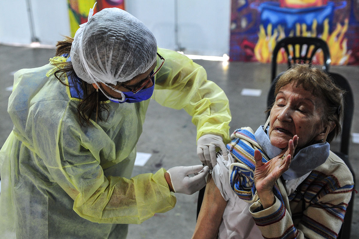 Con un leve aumento del índice de positividad, el gobierno presta atención a las tendencias en cada jurisdicción