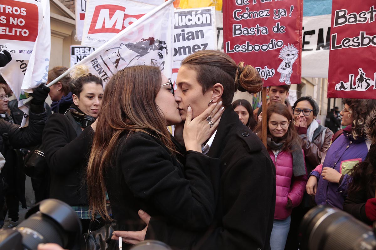 Suspenden la lectura del veredicto en el caso de la mujer detenida por besar a su esposa