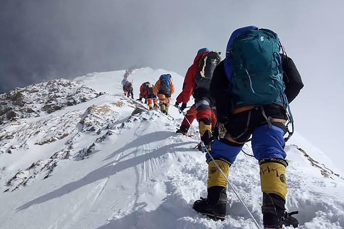 Ya son 11 los alpinistas muertos luego de llegar a la cima del Everest