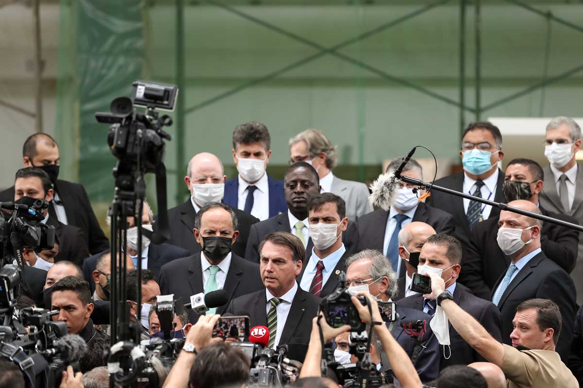 Bolsonaro tilda de «cagones» a los periodistas y dice que a uno quiere «romperle la boca a trompadas»