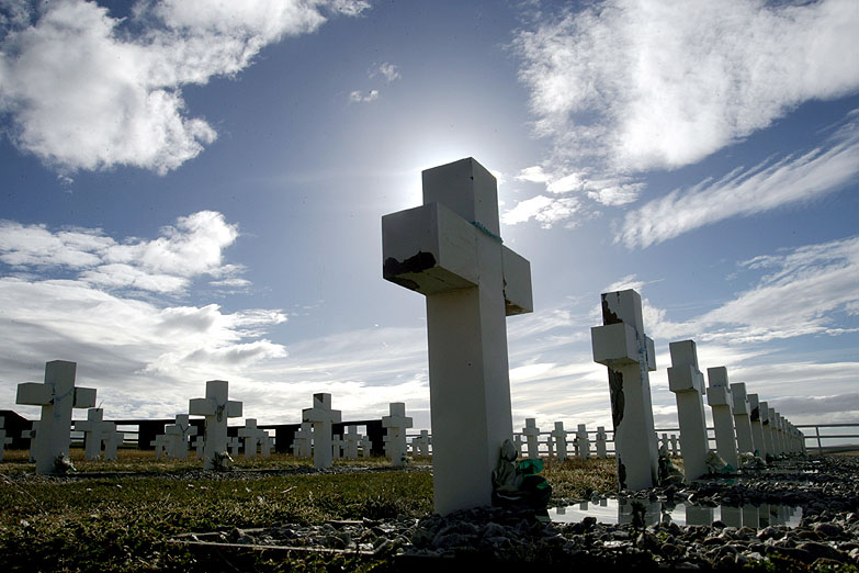 Acuerdo para identificar restos de soldados en Malvinas
