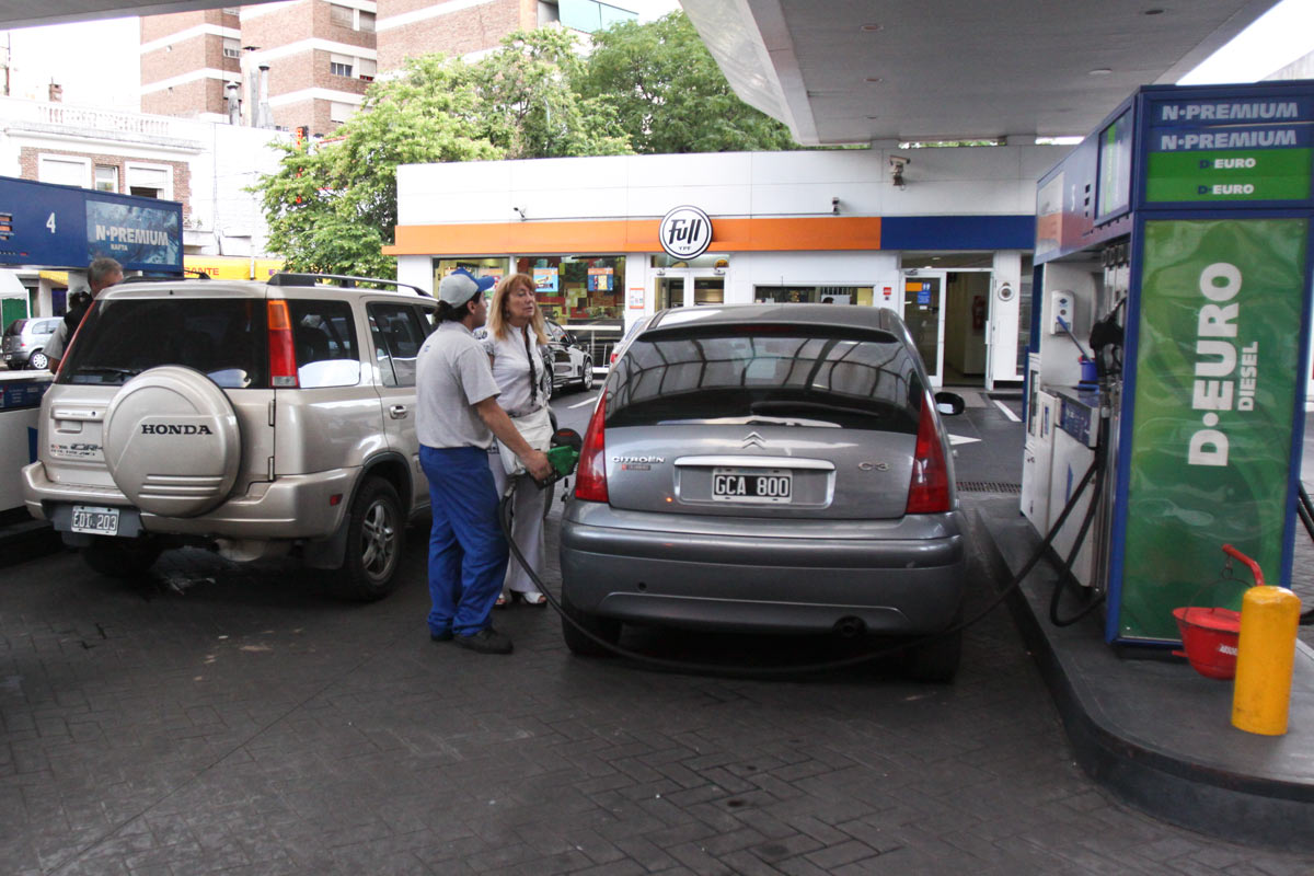 Nuevo aumento de combustibles: la nafta súper ya supera los 30 pesos