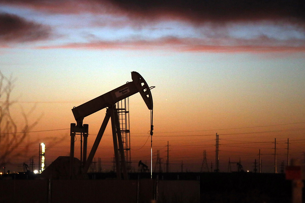 Por qué se derrumba el petróleo pero no bajan las naftas