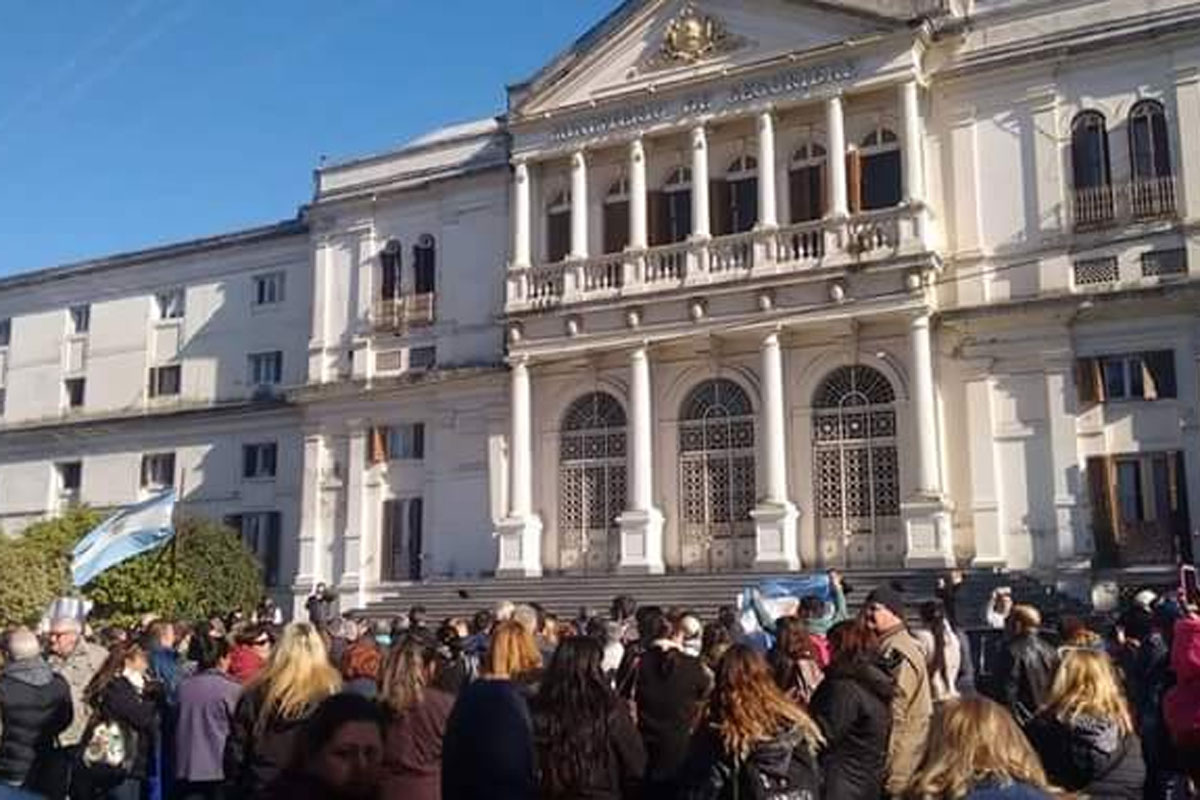 Polémica protesta «de la familia de la Policía Bonaerense» en La Plata