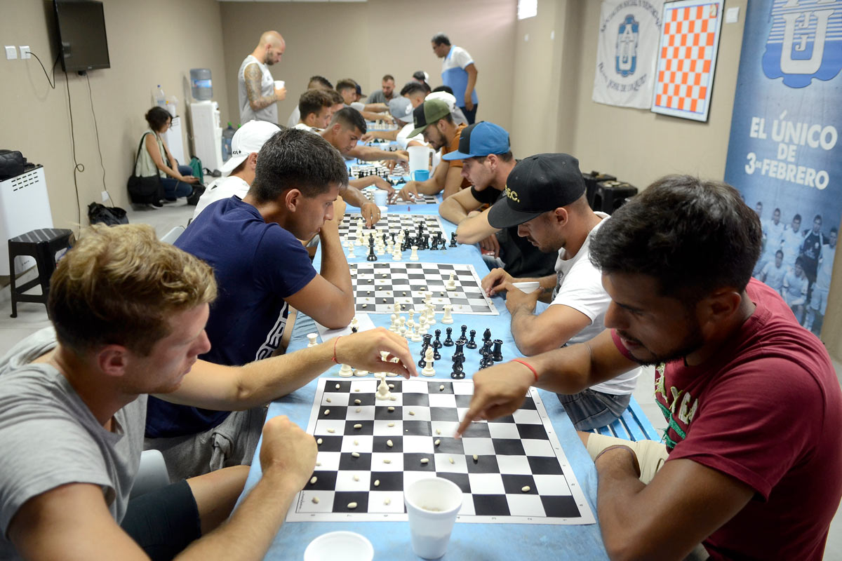 Fútbol y ajedrez: todos atrás y el Rey de 9