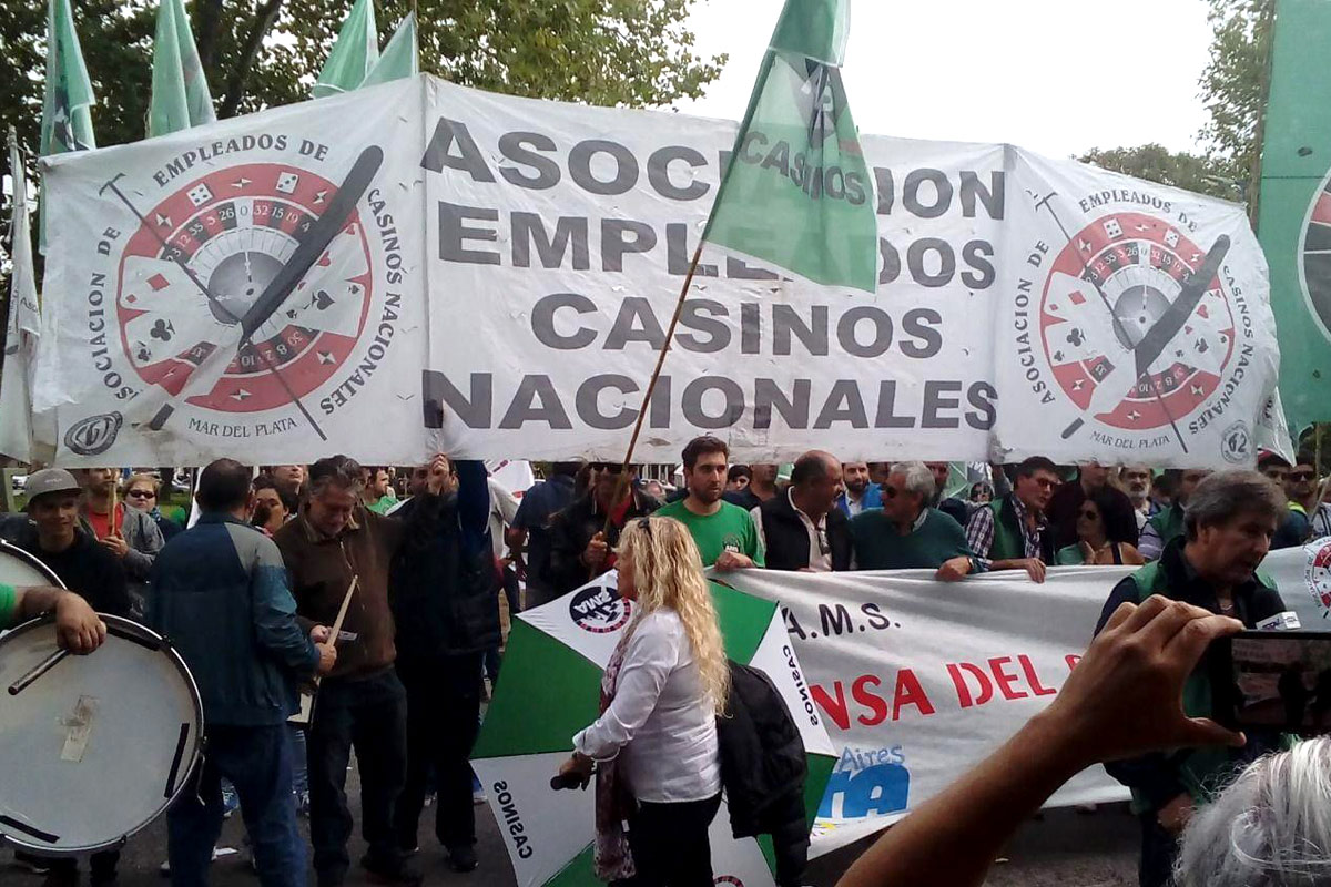 Trabajadores de casinos protestan contra las políticas del gobierno provincial