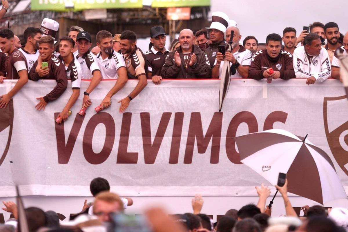 Platense vuelve a Primera: cómo se preparó el club para un regreso que tardó 22 años