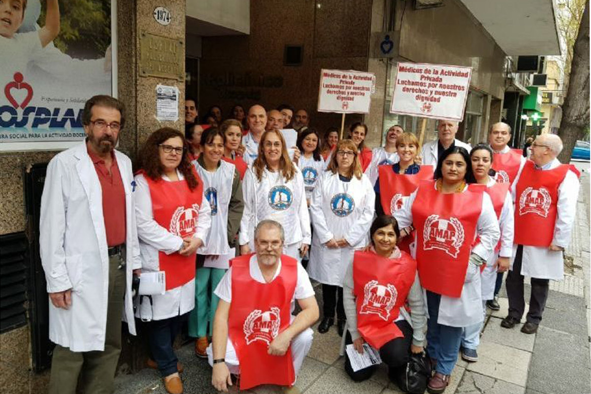 Los médicos que asisten a los docentes paran por primera vez por salarios