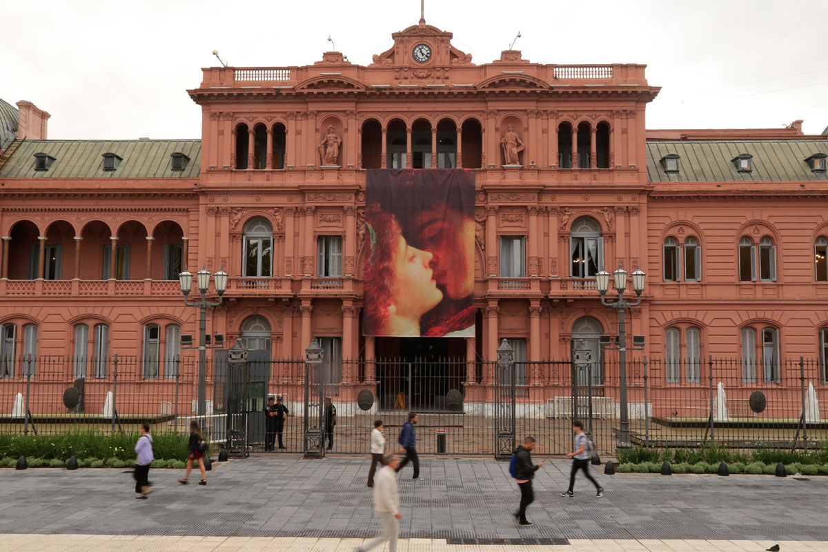 Insólito homenaje a San Valentín en la Casa Rosada