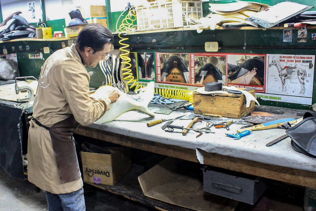 La justicia remata máquinas de una empresa recuperada que exporta monturas de caballo