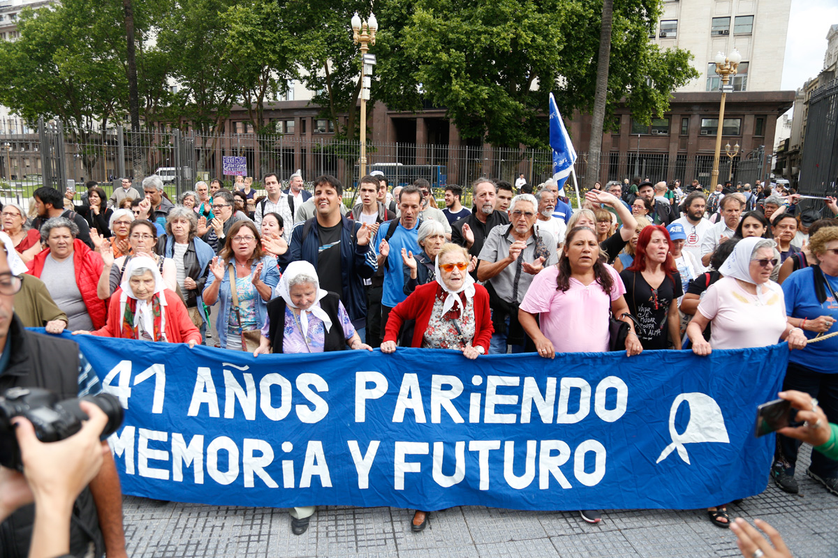 Con la Plaza de Mayo vallada, las Madres no abandonaron su ronda ni su lucha