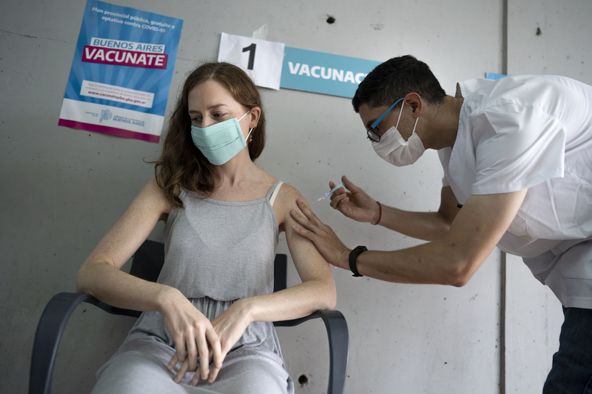 Los casos crecen y la expectativa es por el arribo de más vacunas