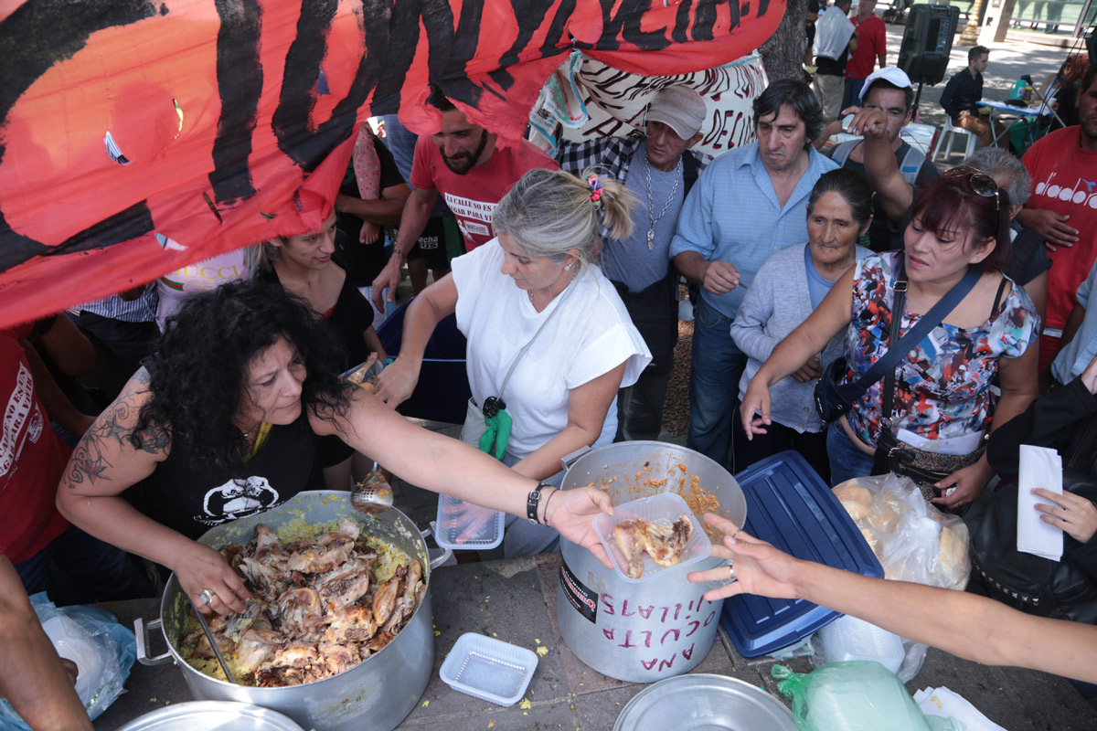 Organizaciones sociales y políticas asistieron a personas en situación de calle en Constitución