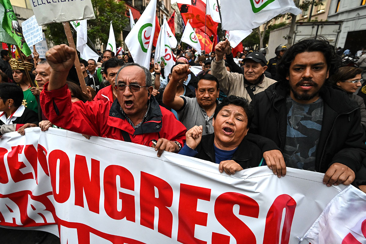 Perú no sale de la crisis política y amaneció con dos presidentes