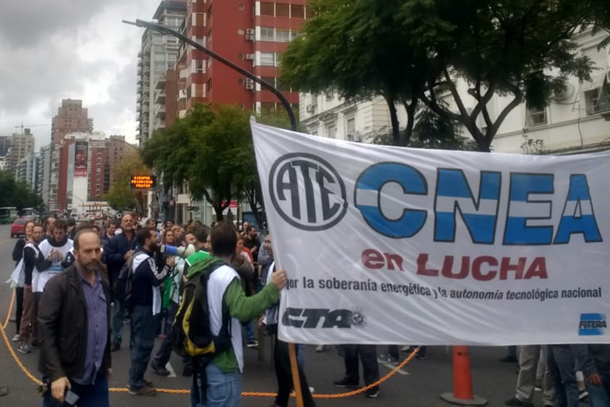 Trabajadores de la Comisión Nacional de Energía Atómica realizaron una movilización