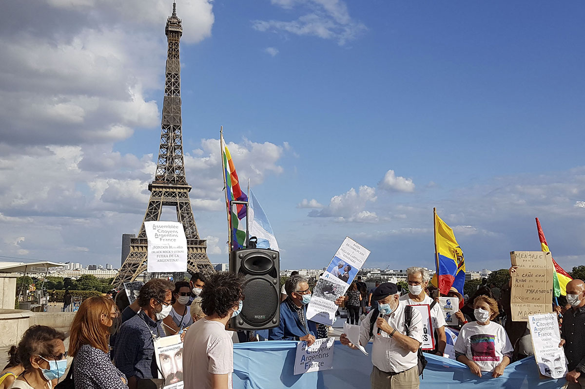 Argentinos residentes en Francia repudian la presencia de Macri en París