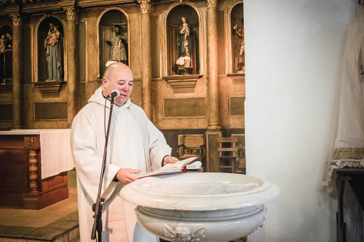 Un cura pidió un préstamo por Facebook para cubrir los gastos de su iglesia