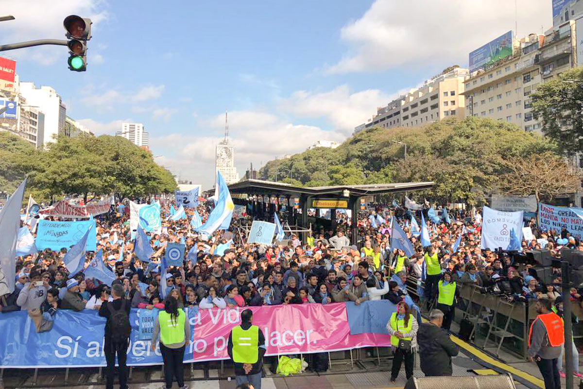 Los Santos Evangelios y una manifestación celeste