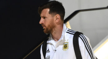 Solo y en silencio, Messi llegó a Barcelona